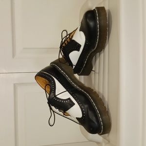 Dr. Martens "Bex" brogue wingtip leather lace up - size 10